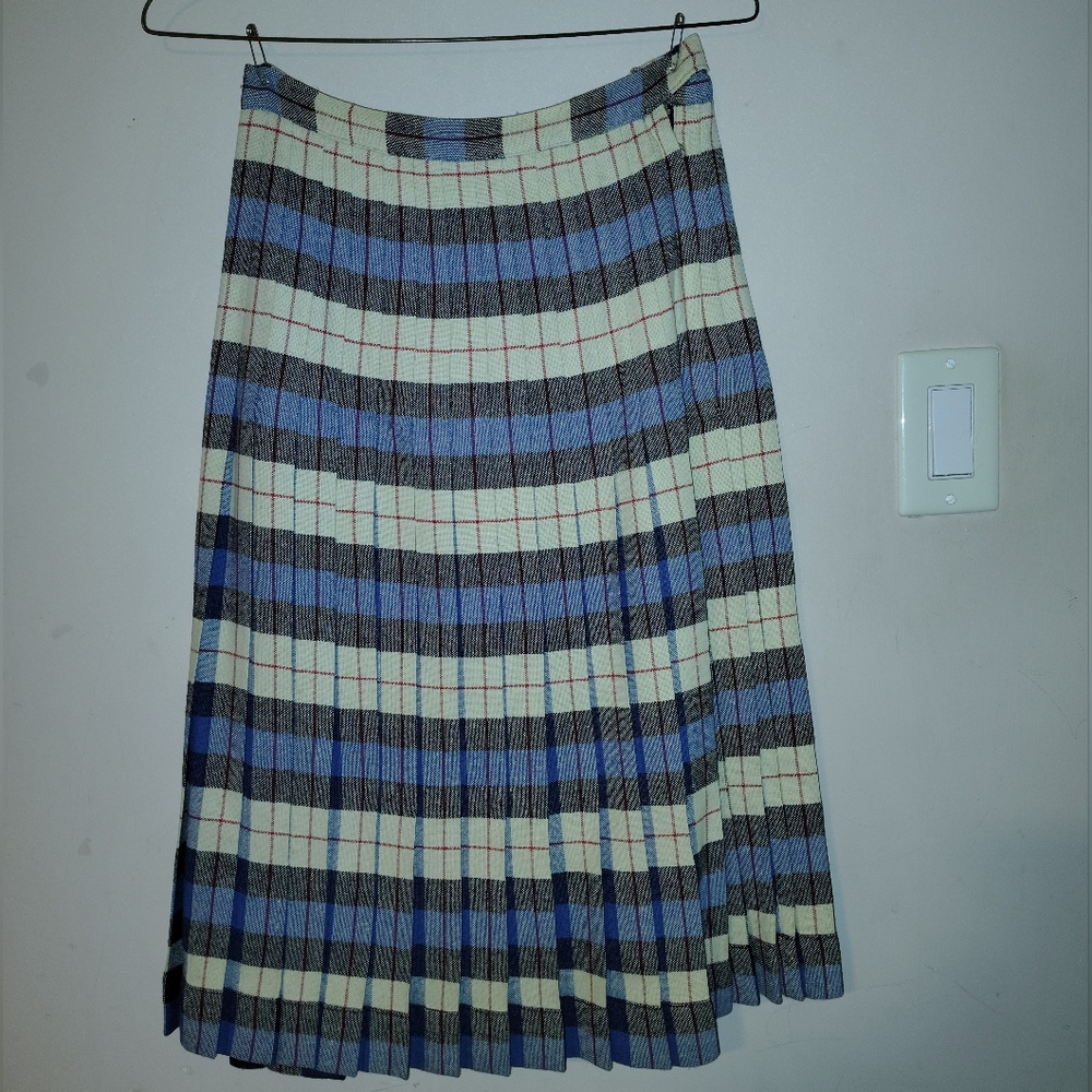 Authentic 1950s Reversible Plaid Skirt | 24” Waist | Circa 1955 | Original Owner - Picture 3 of 8
